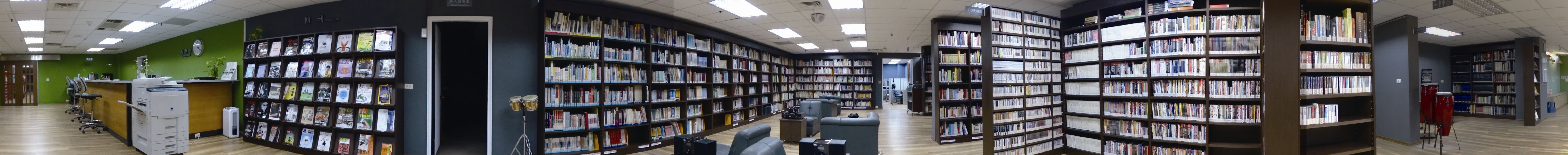 藝文沙龍閱讀空間，設有服務台，兩側設有書櫃及沙發，融合木造建築元素，展現寧靜典雅閱讀氛圍