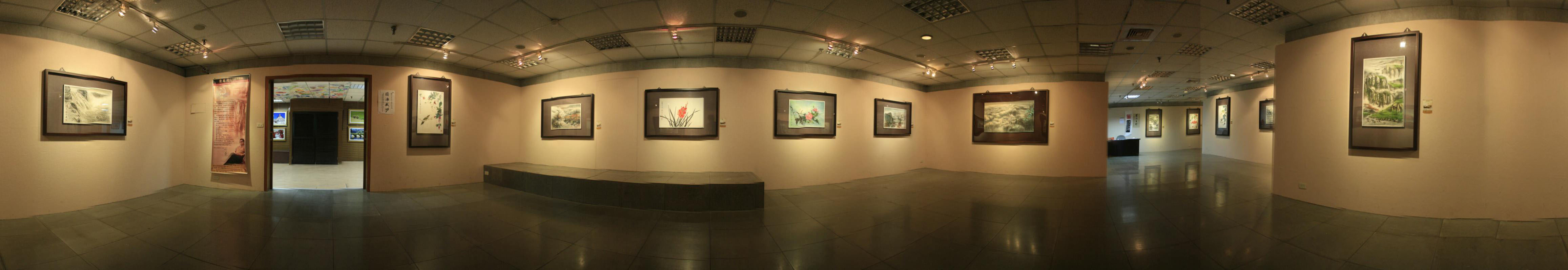 第二藝廊，長廊式展覽空間，兩側掛有該期展覽作品