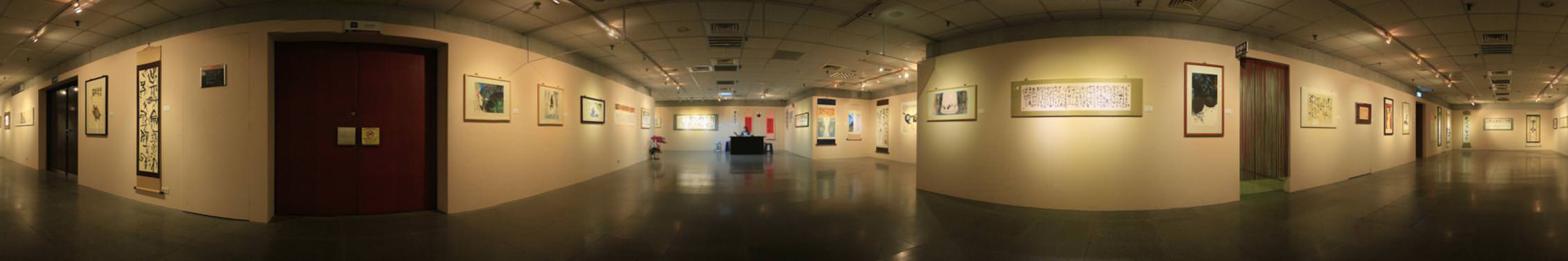 第三藝廊，長廊式展覽空間，兩側掛有該期展覽作品